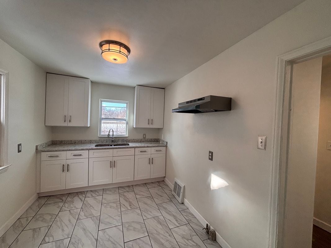 Building Photo - 19425 Fenmore St