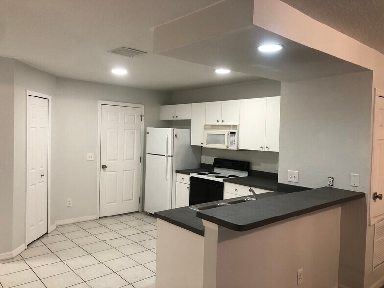 Building Photo - 804 E South St