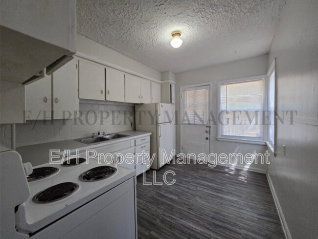 Building Photo - 1419 S Martinson St