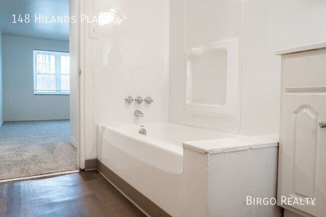 Building Photo - Move in special! First month free rent!