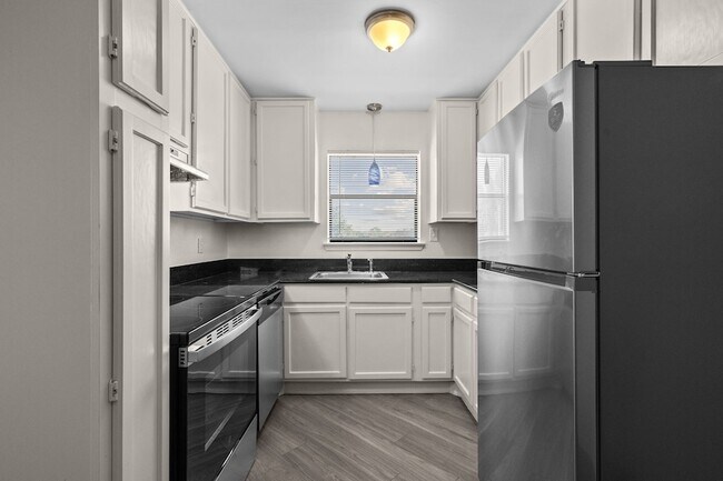 Building Photo - 320 E 4th St