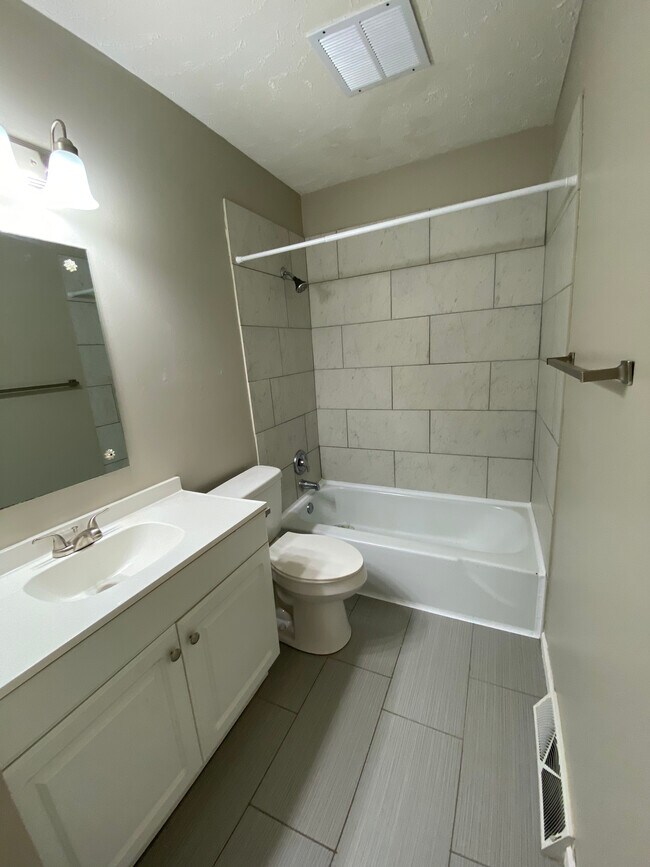 Building Photo - 5606 S 114th St