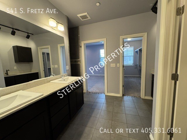 Building Photo - 541 S Fretz Ave