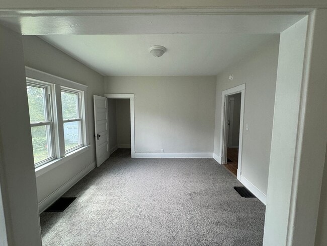 Building Photo - MADISONVILLE - Adorable 2 bed 2 bath cape ...