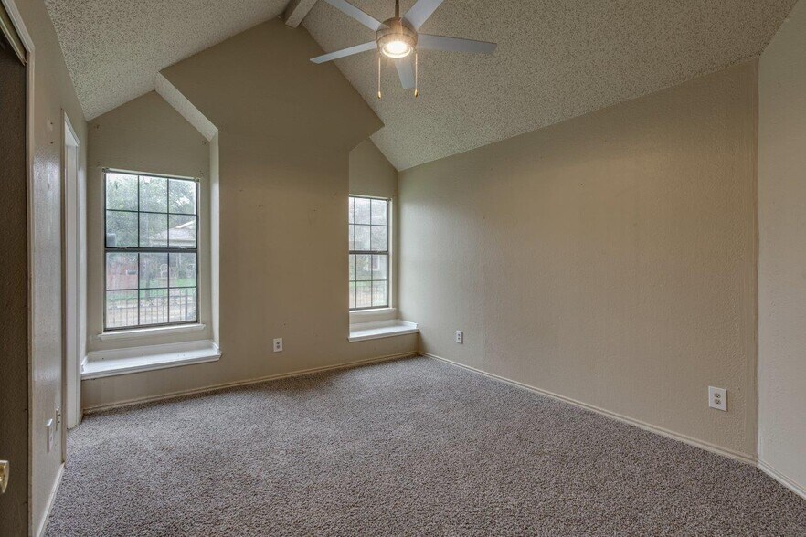 Building Photo - 10611 Woodleaf Dr