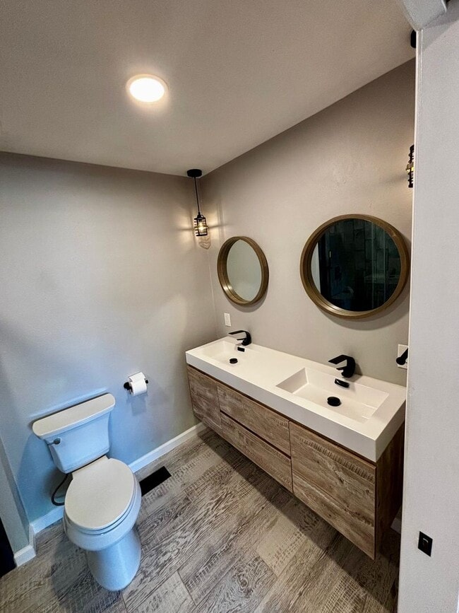 Building Photo - Stunning 5 Bedroom in the Coveted Kipling ...
