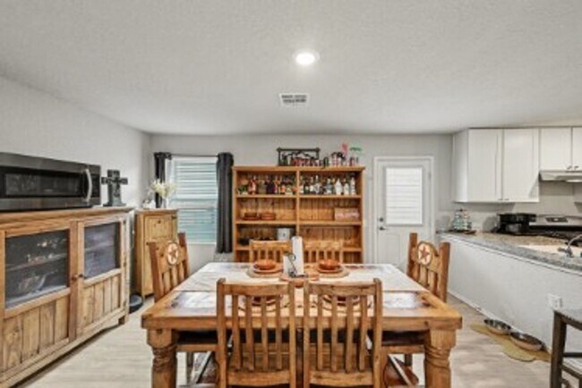 Building Photo - 3BED/2BATH HOUSE AVAILABLE FOR LEASE!