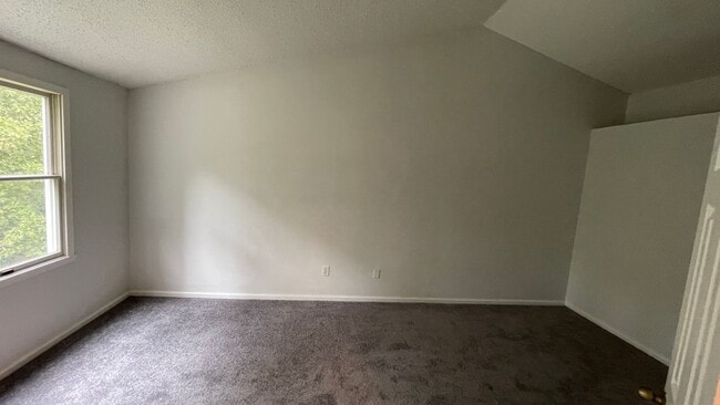 Building Photo - Spacious Chesterfield 2 Story