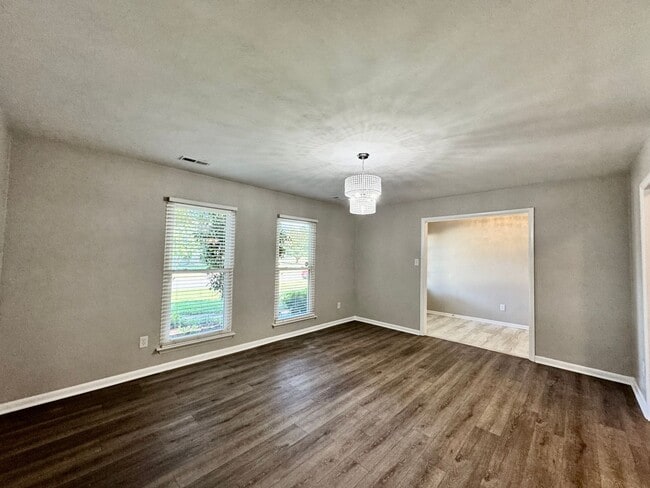 Building Photo - A Ranch Home In Great Neck!  Ready NOW!  P...