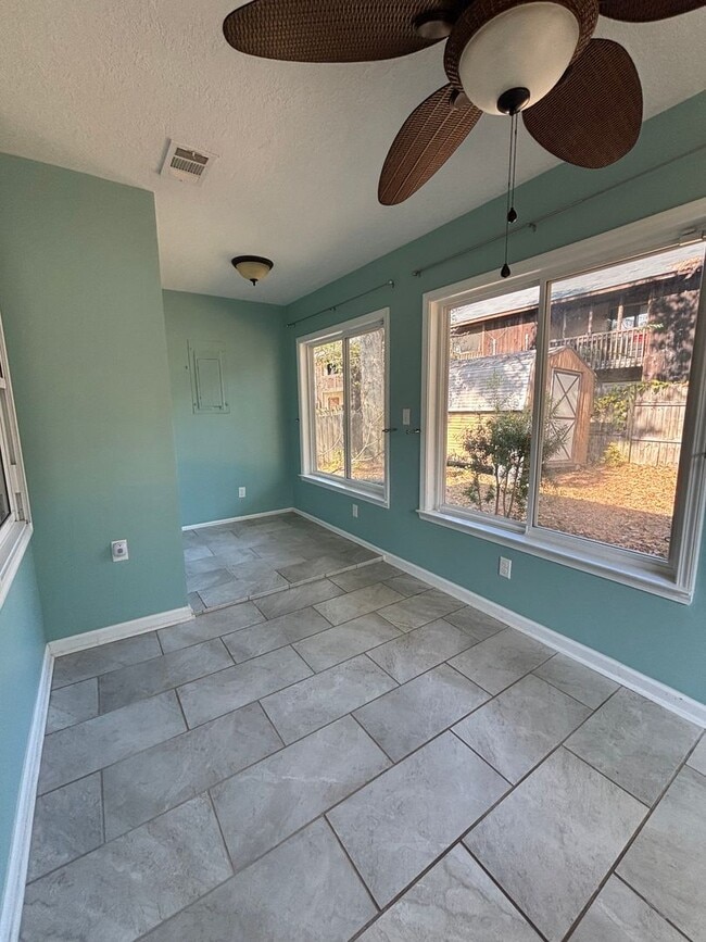 Building Photo - FOR RENT