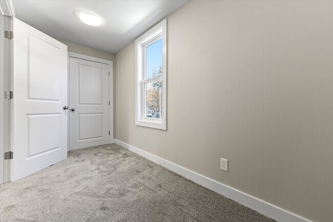 Building Photo - 378 S Mammoth Rd