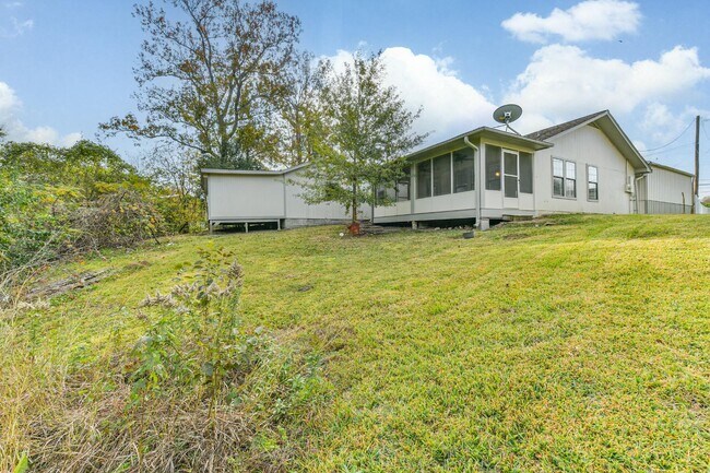 Building Photo - 305 Red Haven Dr