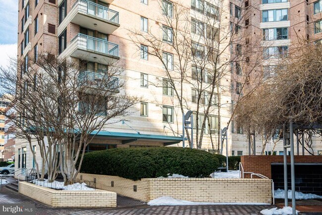 Building Photo - 851 N Glebe Rd