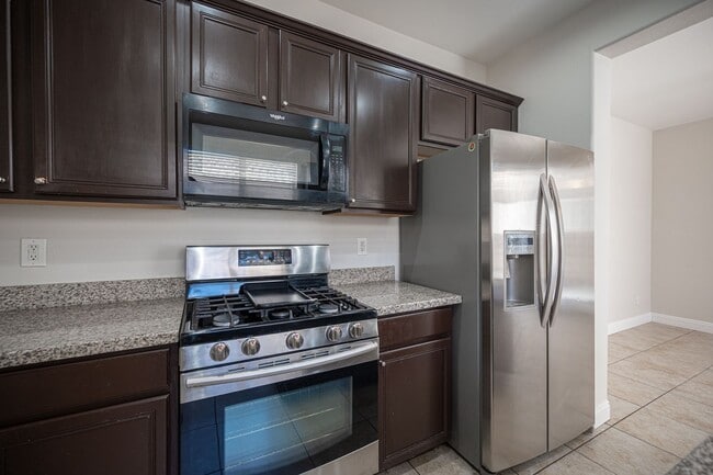 Building Photo - Beautiful 4 Bedroom 2.5 bath Home in the Southwest!