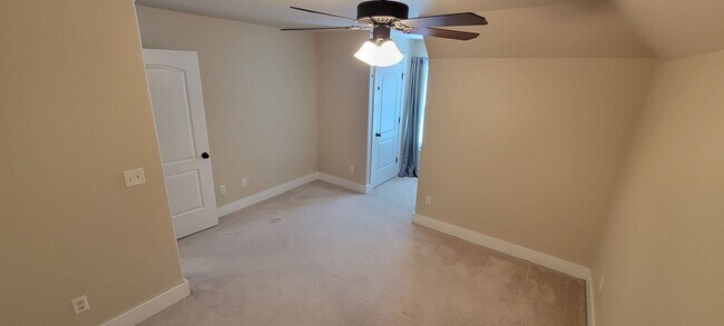 Building Photo - 3 bedroom 2.5 bath / Community pool / 2 ca...