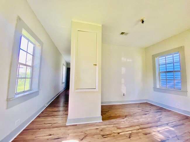 Building Photo - Cozy Shot Gun Home near downtown Mobile