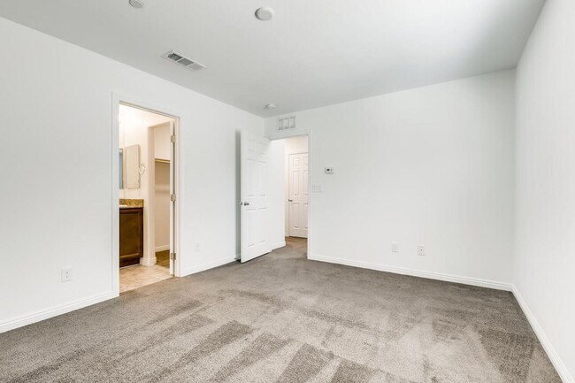 Building Photo - 3 Bedroom Townhouse in a Gated Northeast Community Near Nellis Air Force Base