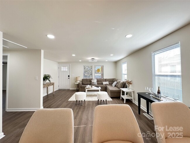 Building Photo - 226 Malvern Dr SW