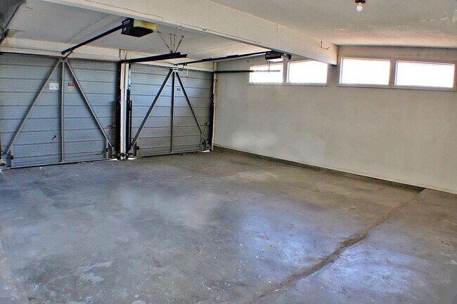 Building Photo - 3 Bedroom, 2 Bath , North-East El Paso Great house located across the street from Terrace Hills M...