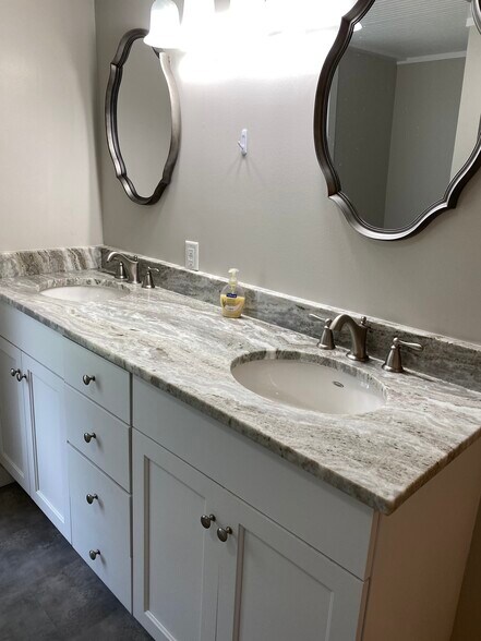 Double sink bath - 445 Hampton St