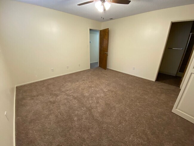 Building Photo - Cozy apartment for rent in Visalia