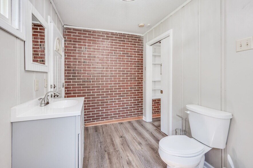 Building Photo - 531 Rosedale Ave