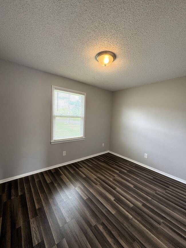 Building Photo - Move In Special: 1/2 Off 1st Month's Rent!!