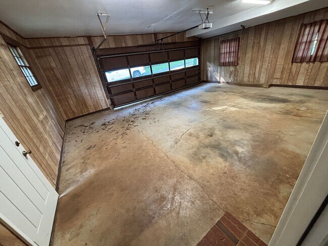 Building Photo - Space, Privacy & Flexibility – All in One Stunning Property