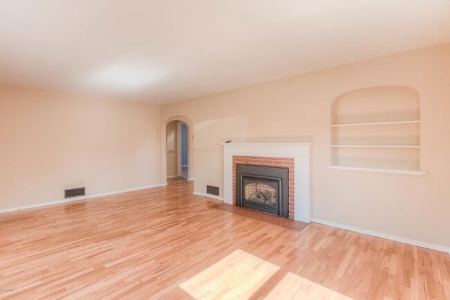 Building Photo - Beautiful Home Near Franklin Park