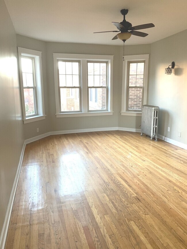 Building Photo - 1025 W Sunnyside Ave