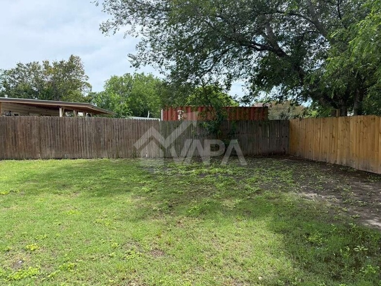 Building Photo - 411 Yolanda Dr
