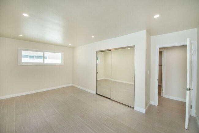 Building Photo - Completely Remodeld W/ Swimming Pool!