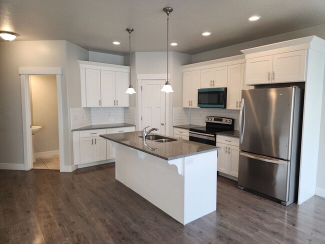 Building Photo - 4 Bedroom 2.5 Bathroom Lehi Townhome!