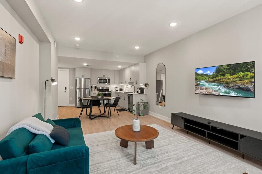 Building Photo - 901 Canal St