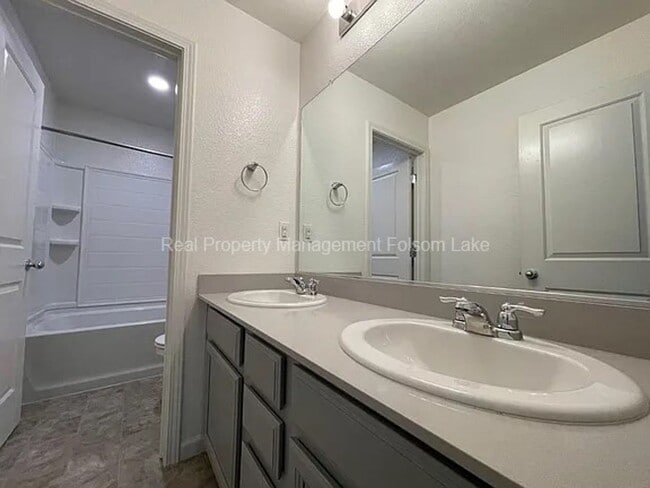 Building Photo - 4bd 2.5ba Home in the desirable Parkbridge...