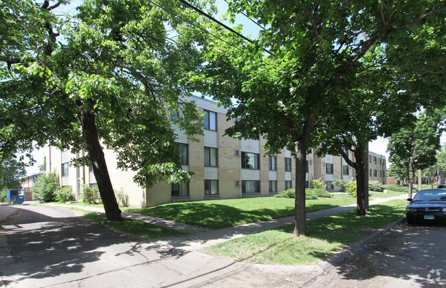 Building Photo - 904 21st Ave S