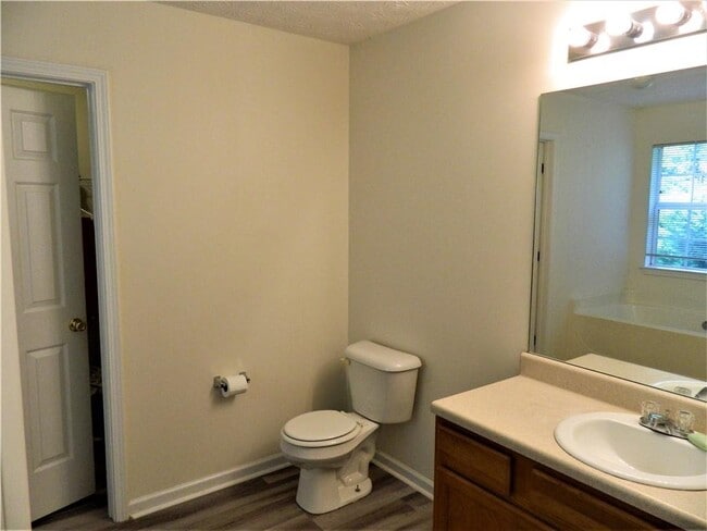 Building Photo - 20 Chantilly Pl