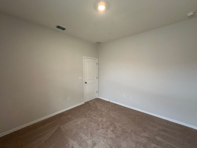 Building Photo - 4 Bedrooms/3 Baths/3 Car Garage House in L...
