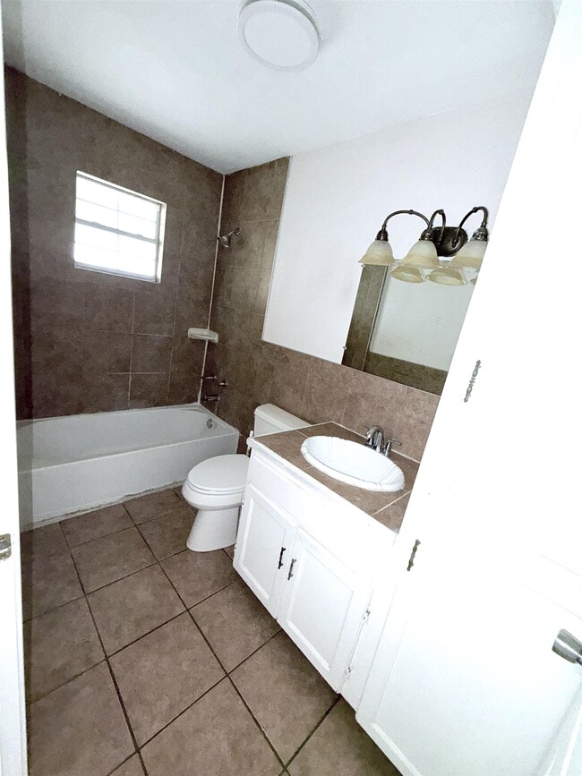 Building Photo - 405 E Gustavus St