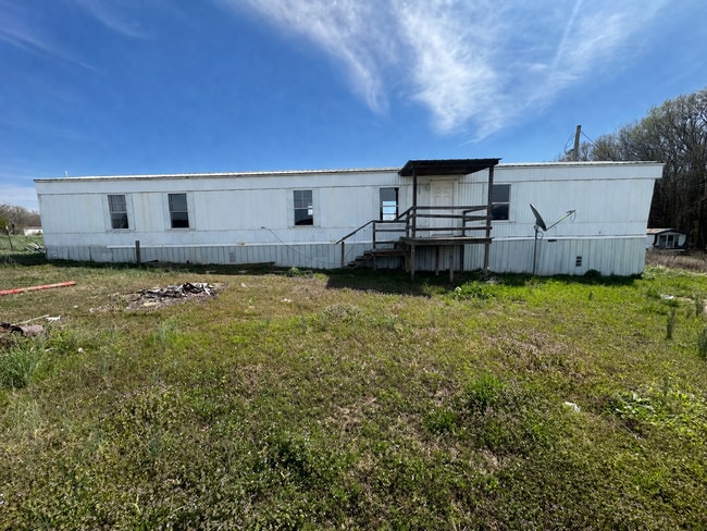 Building Photo - Country living with spacious front and backyard - 3 beds/ 2bath available now