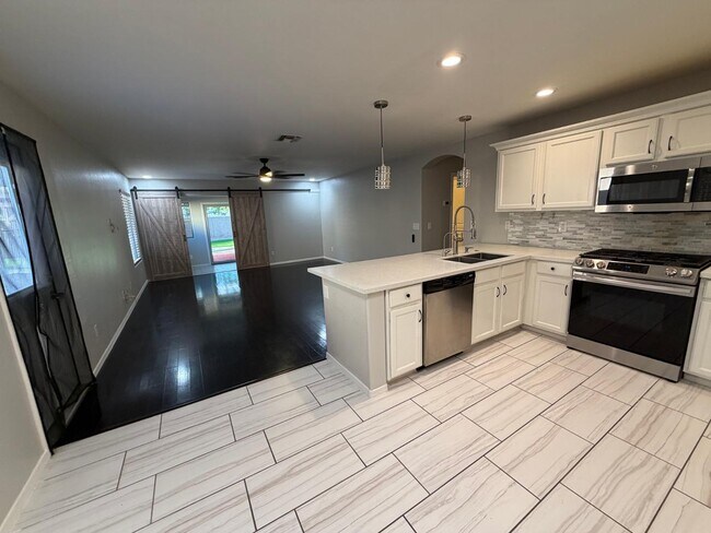 Building Photo - 1945 E Aloe Pl