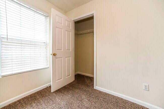 Building Photo - 140 Ruby Dr