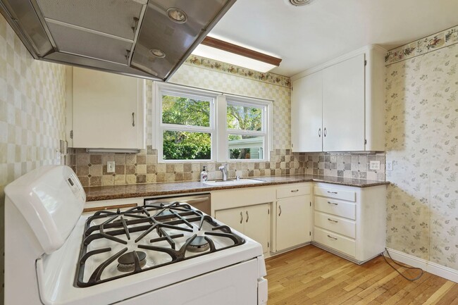Building Photo - Beautiful 4 Bed/2 Bath Home Available Now!