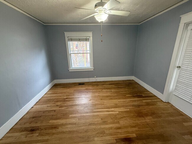 Building Photo - 3 bed/1 bath house