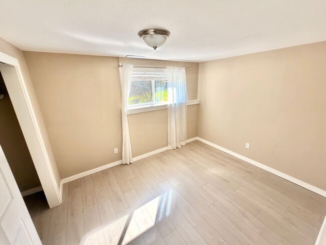 Building Photo - Spacious 4BD/3BA Bellevue Home with Private Backyard & Garage