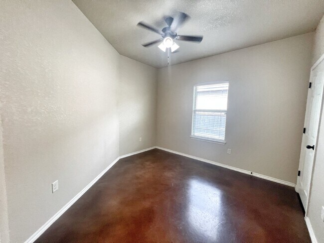 Building Photo - Spacious 3BR/2BA Duplex with Private Yard ...