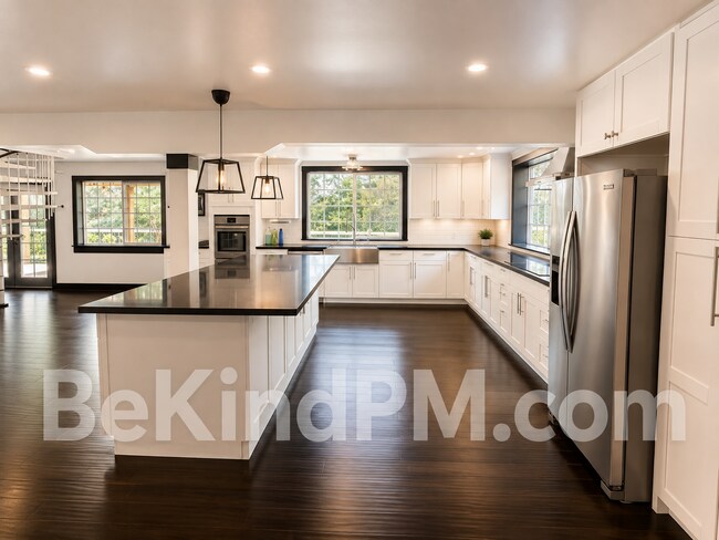 Building Photo - Spacious, Bright & Pet Friendly!