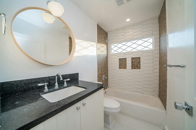 Building Photo - 511 Micheltorena St