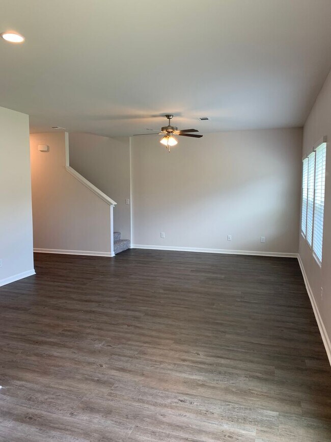 Building Photo - Pre-Leasing Spacious 3 Bed / 2 Bath Home in Waterbury — Available Soon!
