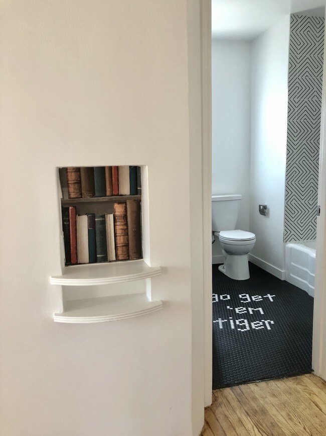 Building Photo - 11672 Oxnard St